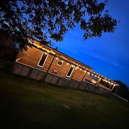 Отель Tracey'S Hideaway - With Hot Tub & Amazing Views Llanasa Экстерьер фото