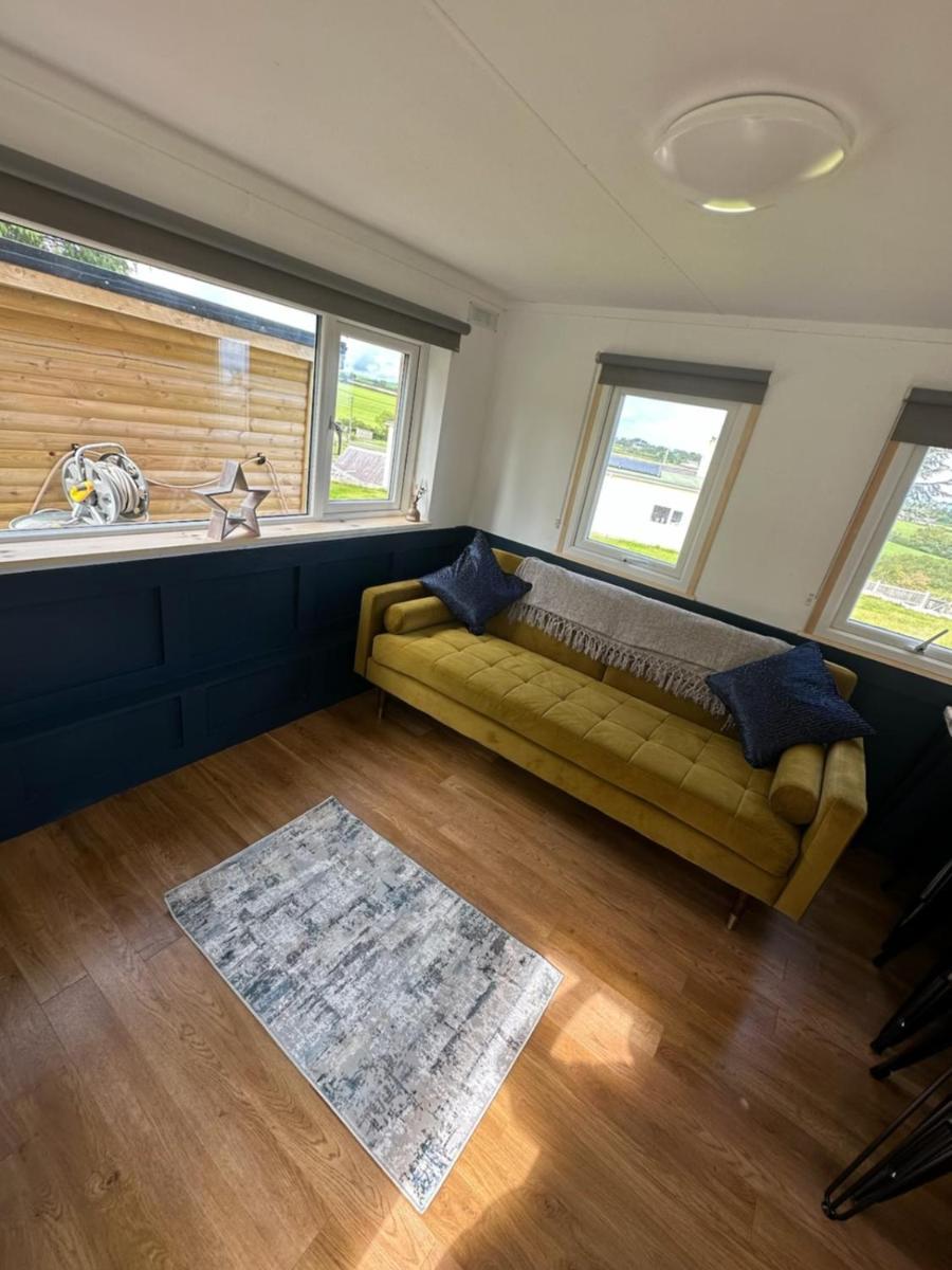 Отель Tracey'S Hideaway - With Hot Tub & Amazing Views Llanasa Экстерьер фото